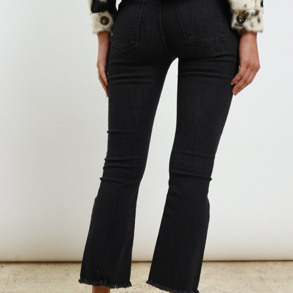 Flash Cropped Black Jeans with Frayed Hem – 5 Pocket Design