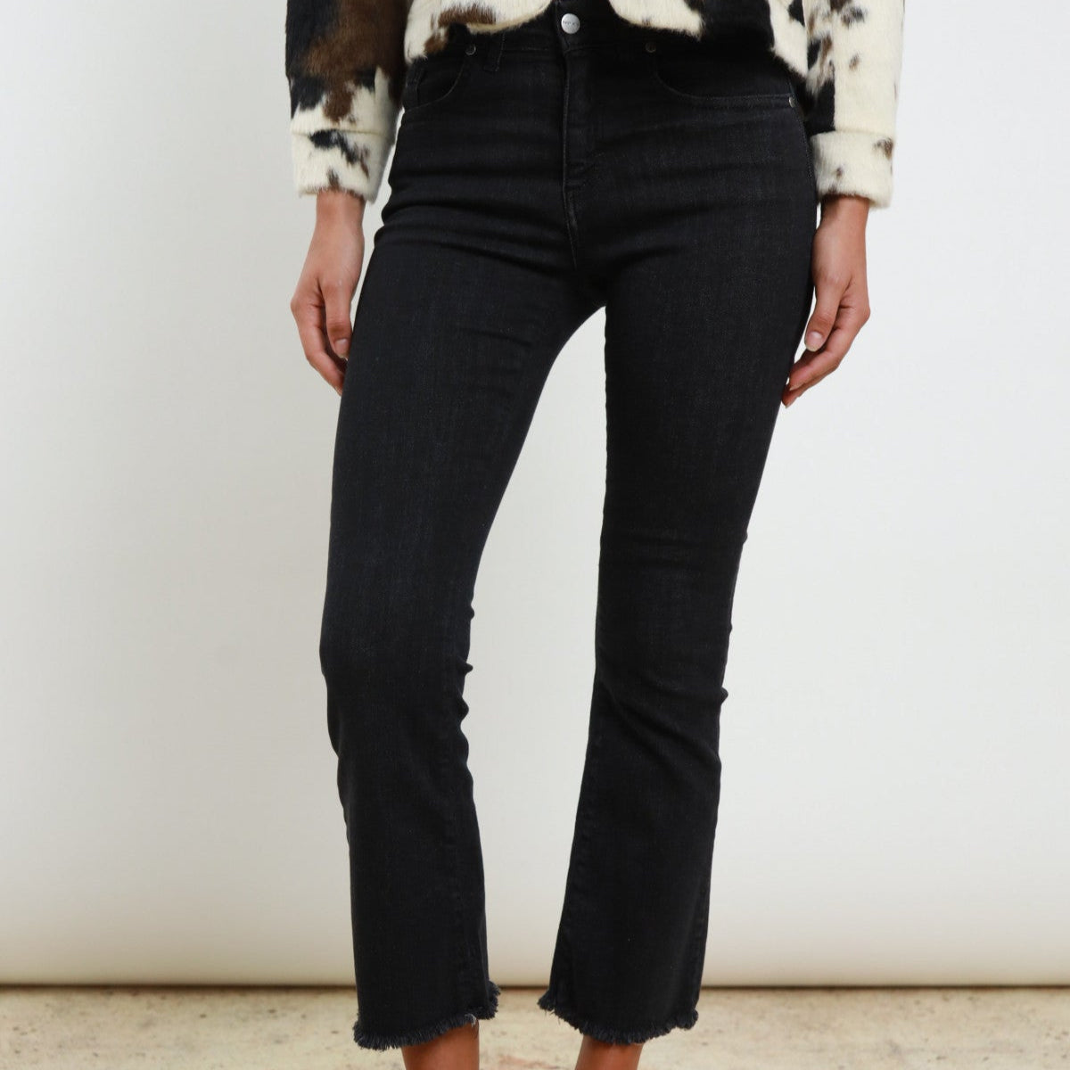 Flash Cropped Black Jeans with Frayed Hem – 5 Pocket Design