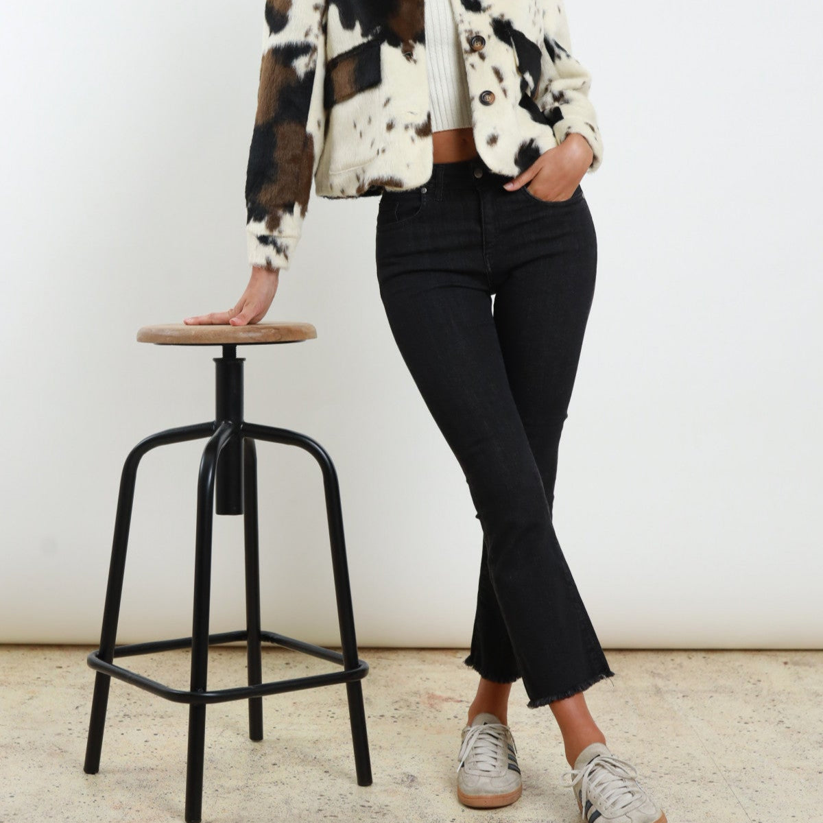 Flash Cropped Black Jeans with Frayed Hem – 5 Pocket Design