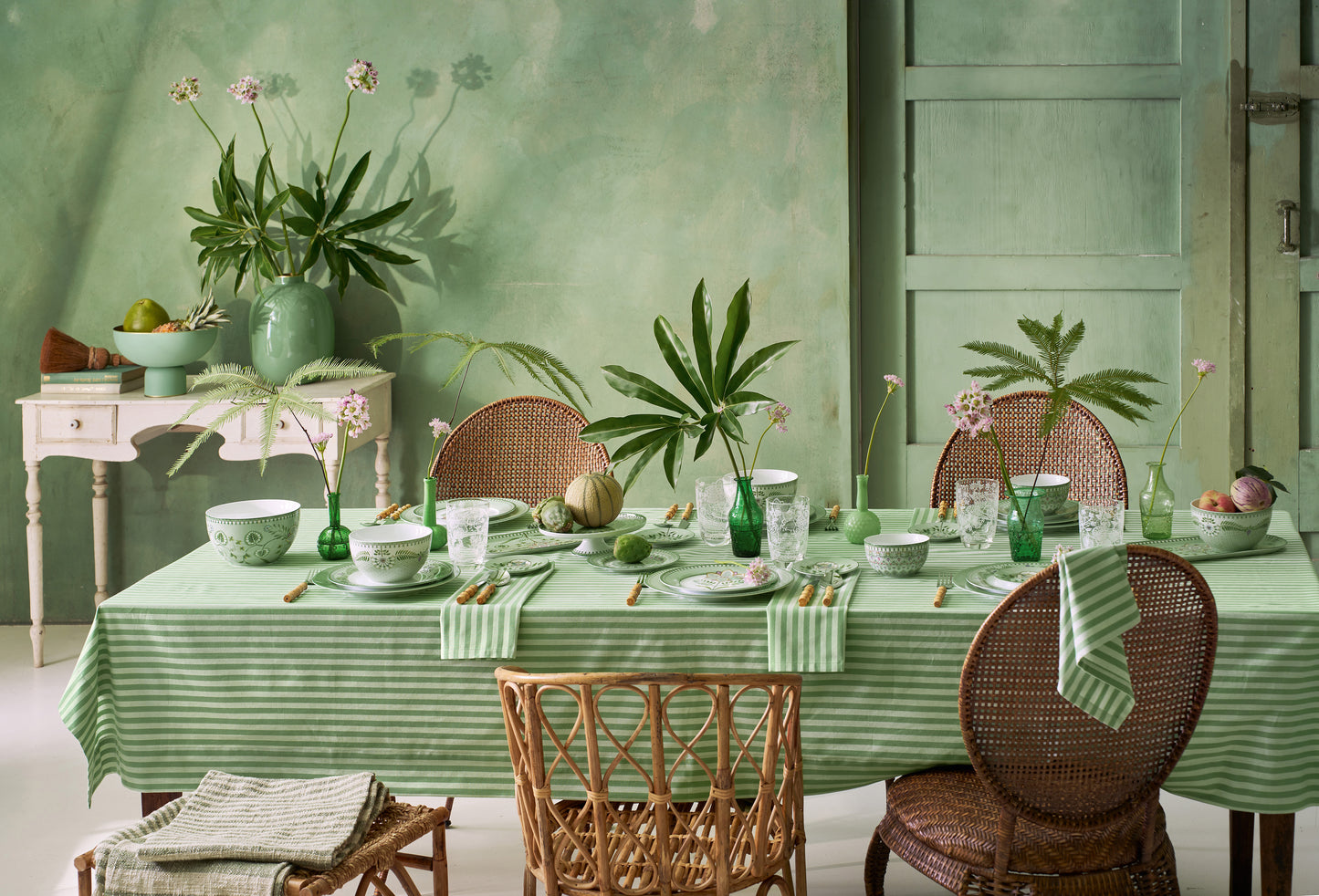 Plate Lily & Lotus Moon Delight Light Green – 32cm | Elegant Porcelain Tableware