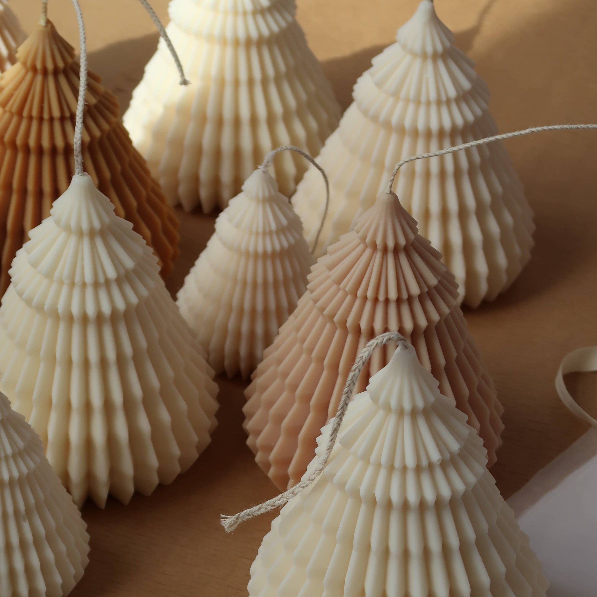 Shell-shaped decorations with a ribbon on a neutral background, featuring the brand 'Jeune Home'.